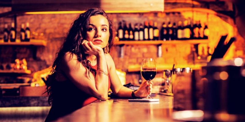 A super easy system on how to meet women in bars